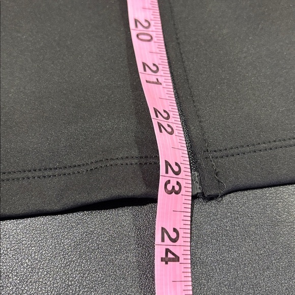 HYPE Moisture wicking, 360 stretch, compression sculpting, breathable,4 pockets - Picture 10 of 11